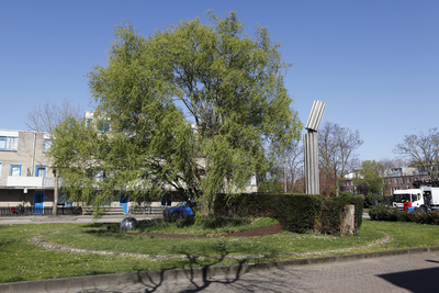 913832 Gezicht op het plantsoen aan de Van der Marckstraat te Utrecht, met rechts de sculptuur 'Zonder titel' van Jan ...